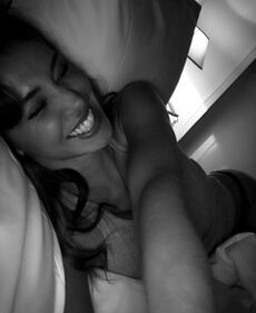 Belen Rodriguez seducente a letto 10