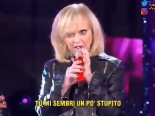Il microfono non va, Rita Pavone non si sente. Imbarazzo a L'anno che verrà
