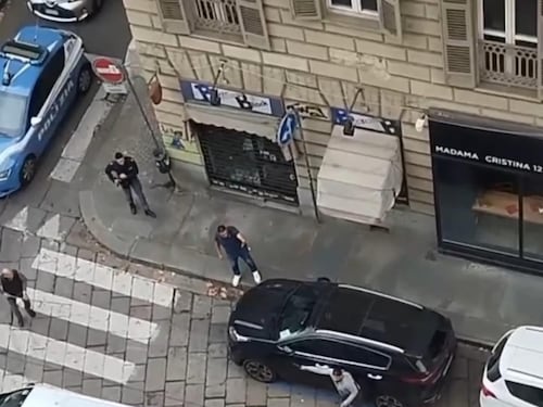 Urla "Allah akbar" vicino alla sinagoga, brandendo un coltello: la follia del nordafricano