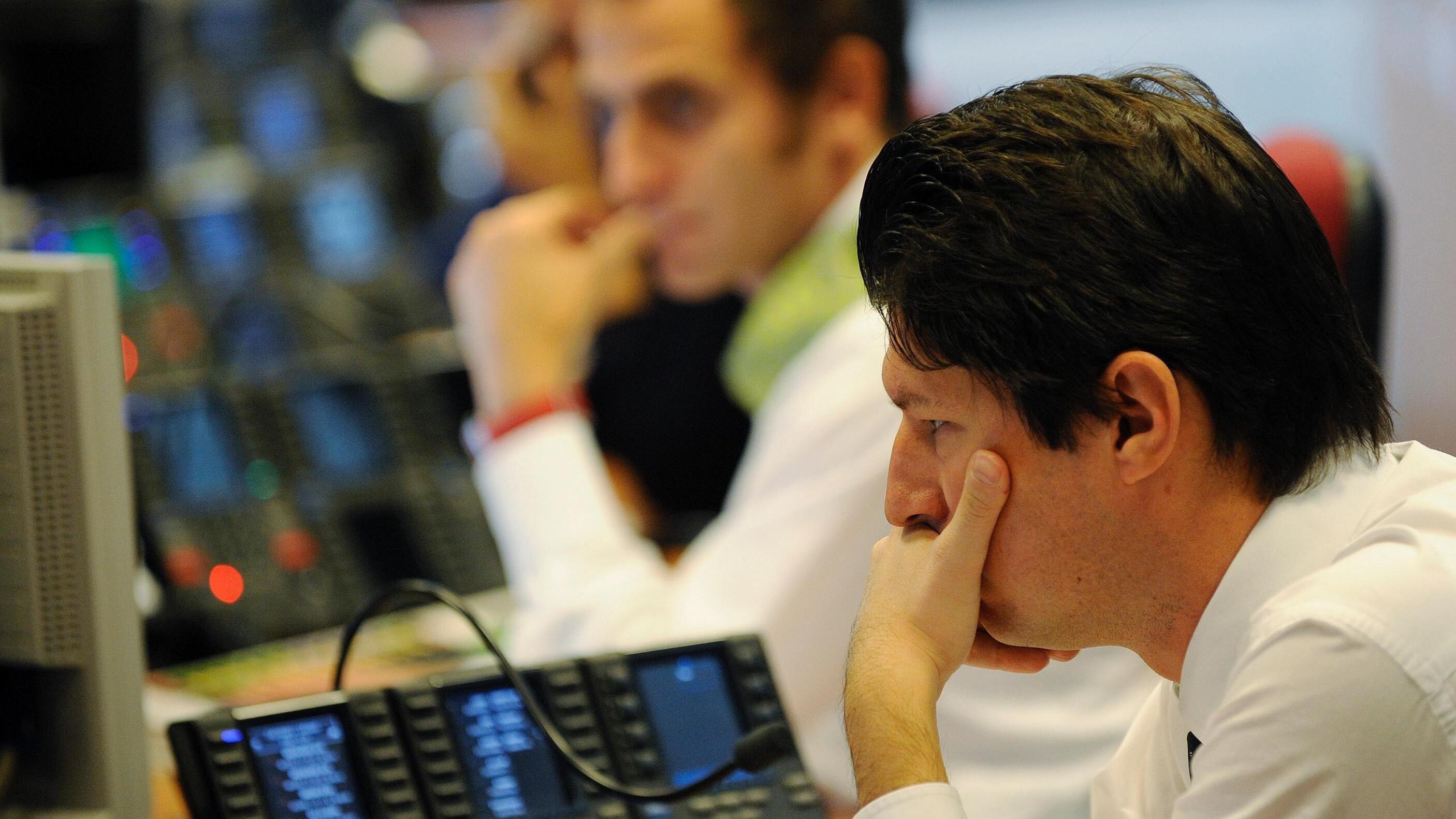 Piazza Affari, tutto come prima: le banche affondano il listino