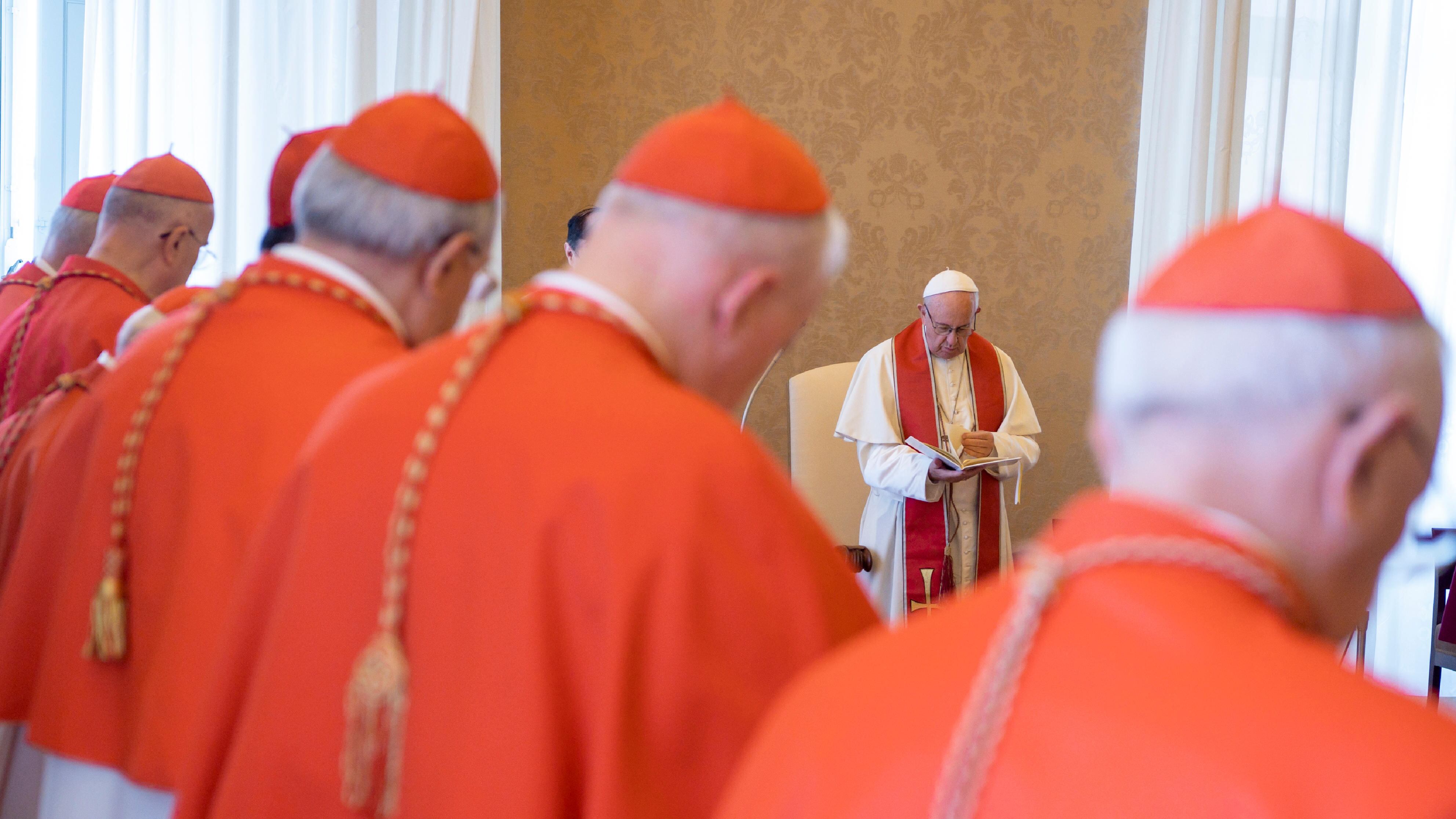 Il cardinale ha scelto: crocifisso con legno da barca per migranti