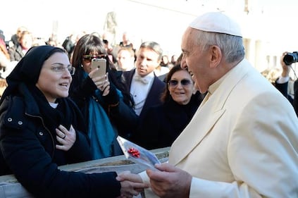 Suor Cristina regala il suo cd a Bergoglio 6