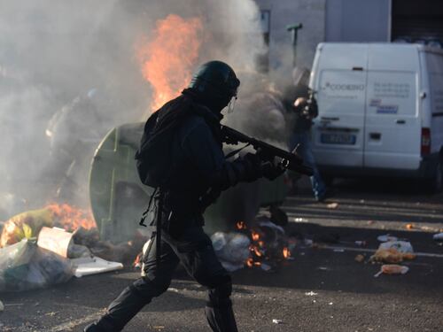 Sgombero dei centri sociali, scoppia la guerriglia a Milano
