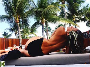 Bella Hadid si mostra in topless 2