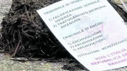 Sterco davanti al Tribunale: "Giudici mafiosi e infami"