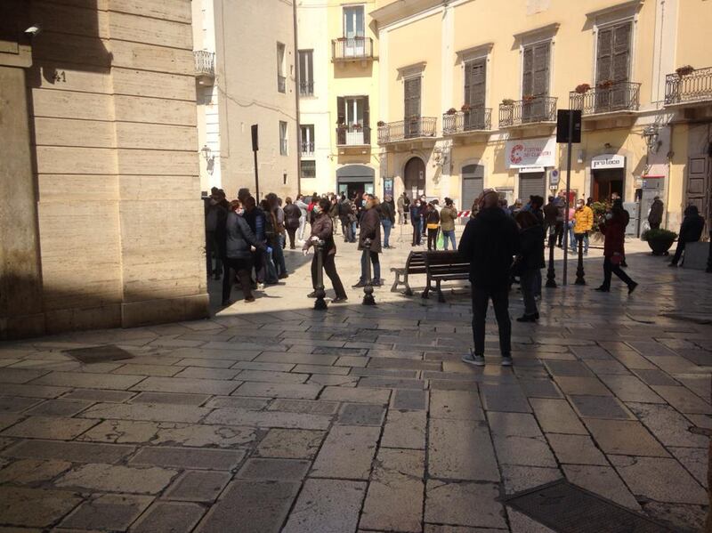 Nel Barese, la fila per ritirare i buoni spesa 8