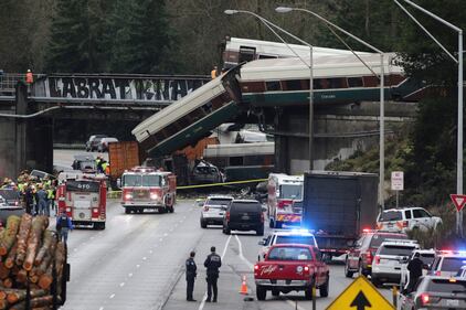 Seattle, treno deraglia e precipita sull'autostrada 13