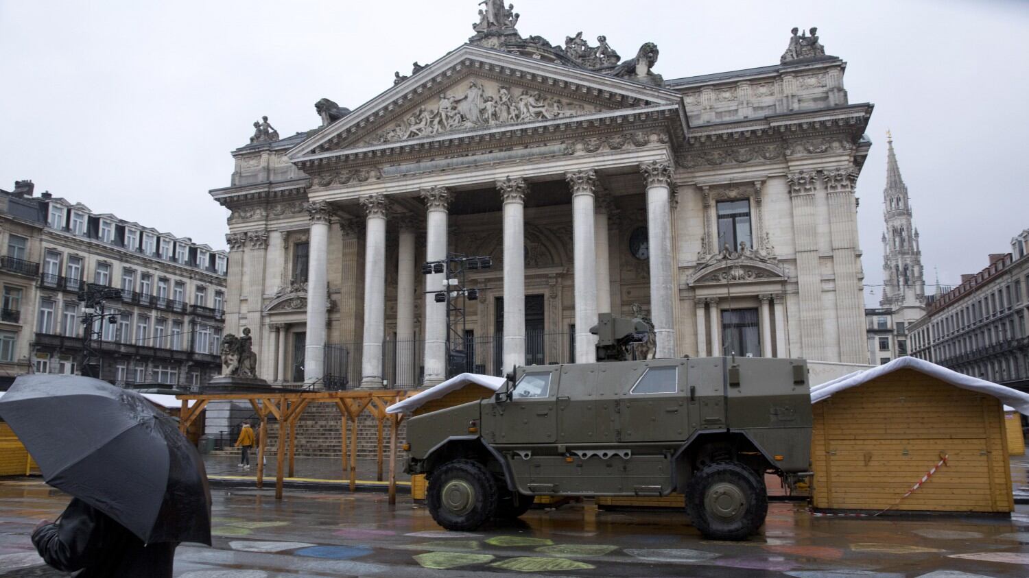 Bruxelles, caccia a due uomini "Pericolosi: hanno una bomba"