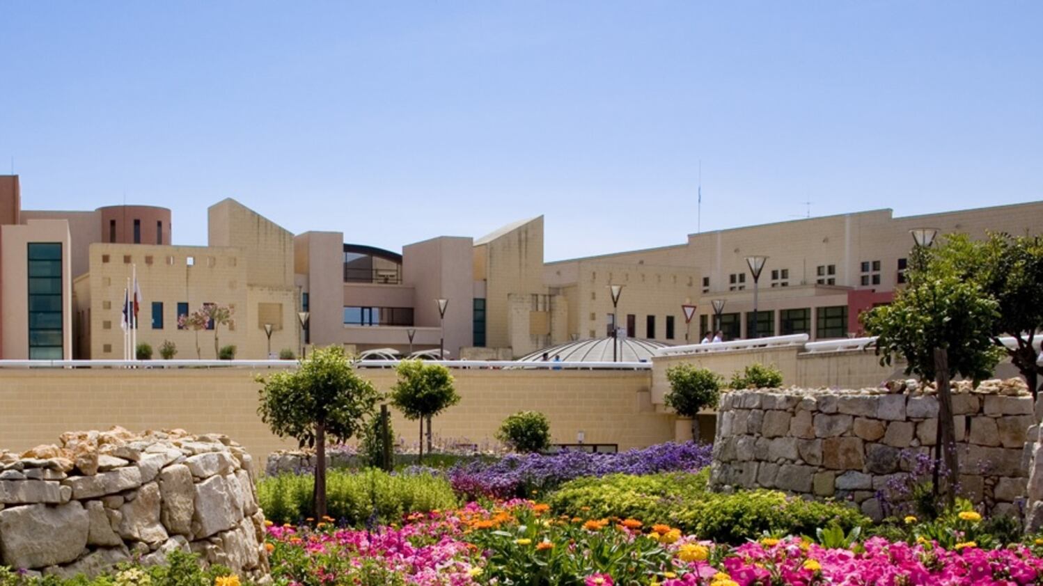 Il litigio col fidanzato poi il volo dal 4° piano dell'Hotel a Malta: grave una 18enne