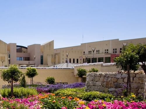 Il litigio col fidanzato poi il volo dal 4° piano dell'Hotel a Malta: grave una 18enne