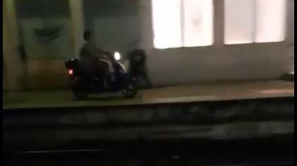Napoli, sfreccia con lo scooter sulla banchina della Cumana
