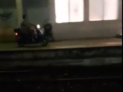 Napoli, sfreccia con lo scooter sulla banchina della Cumana