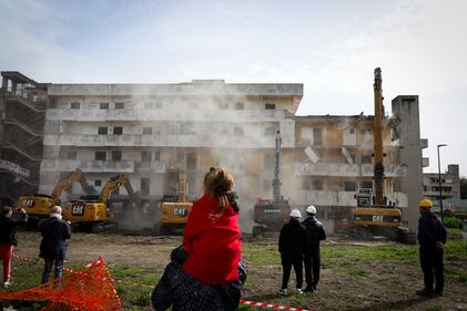 Scampia, inizia la demolizione della Vela gialla 7