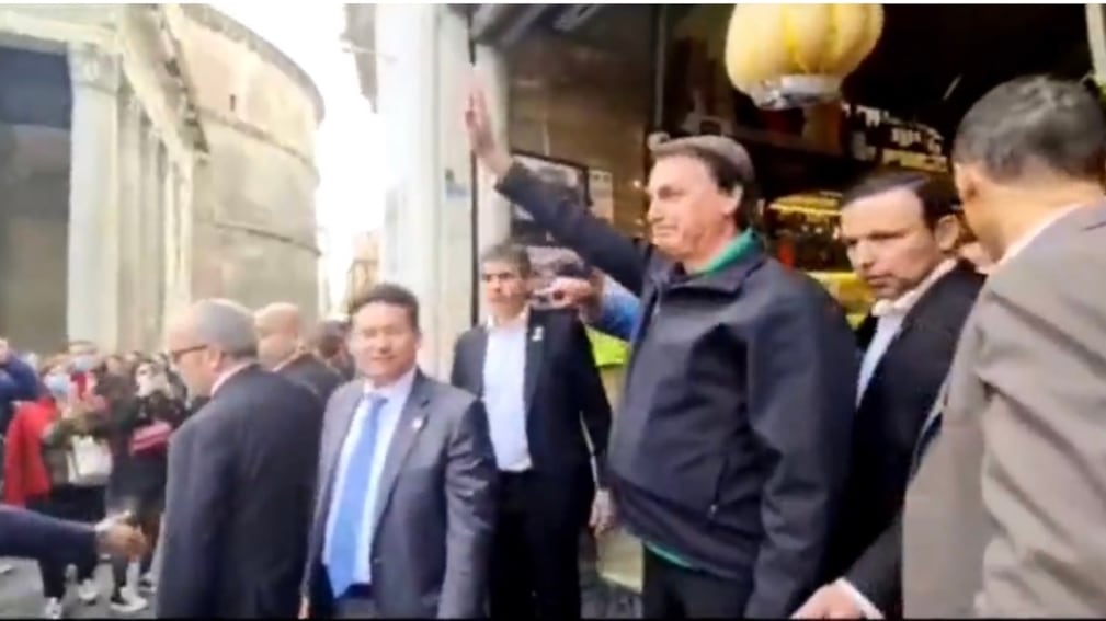 Fontana di Trevi, panino e Coca: Bolsonaro a passeggio per Roma