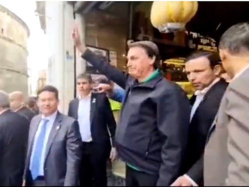 Fontana di Trevi, panino e Coca: Bolsonaro a passeggio per Roma