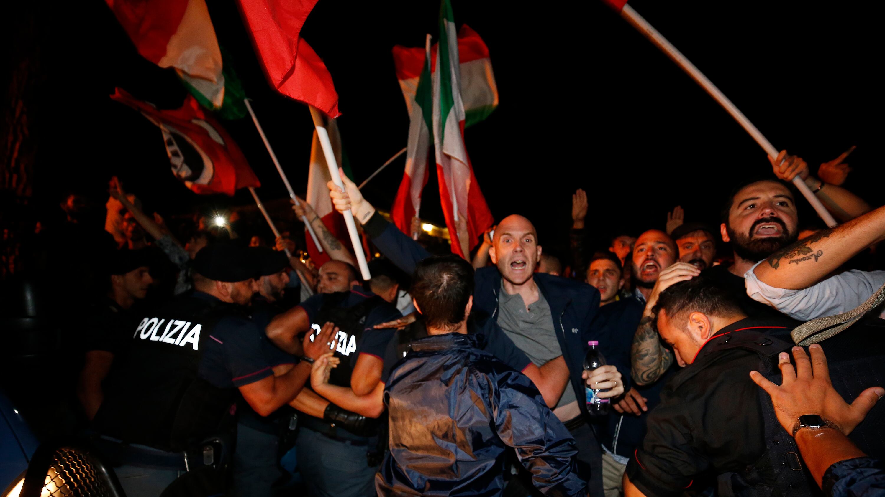 "Via i migranti della Diciotti". Rocca di Papa sotto assedio