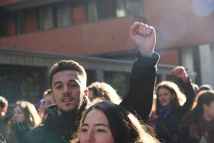 Gli studenti in corteo a Milano: alcuni indossano gilet gialli 3
