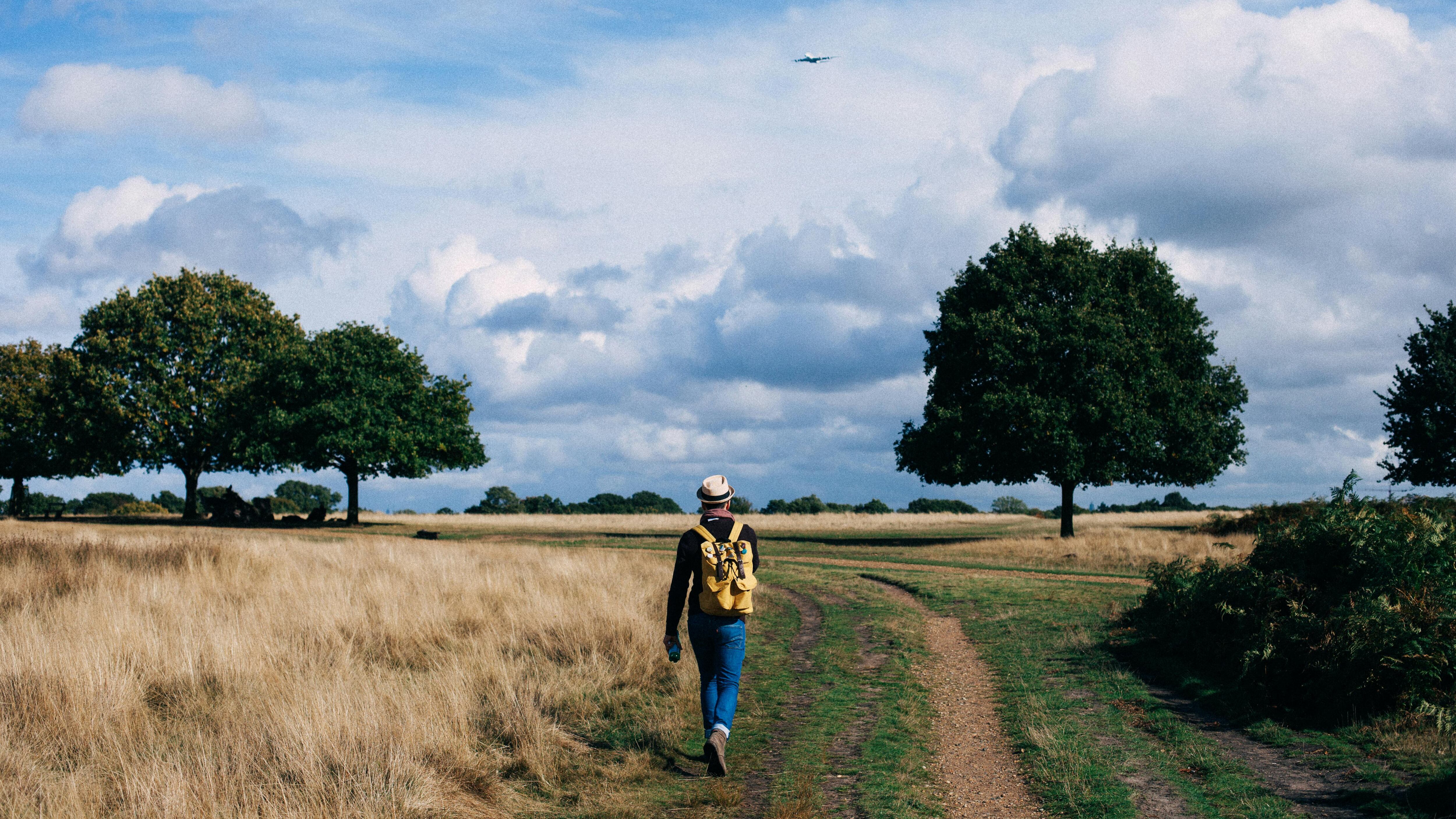 Silent walking: tutti i benefici della camminata silenziosa