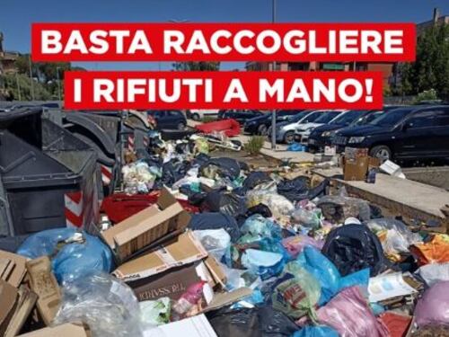 I lavoratori Ama: “Basta raccogliere i rifiuti con le mani”