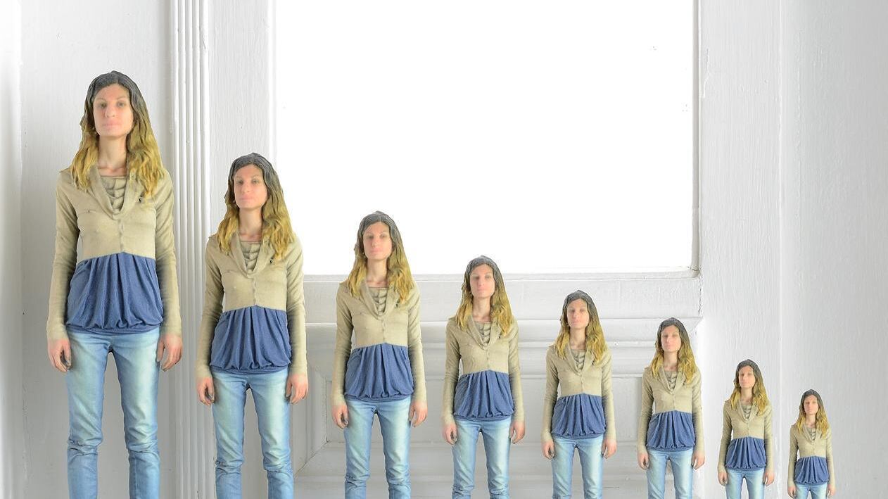Tutti in coda per farsi fare la statua