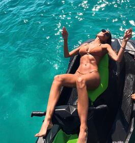 Cristina Buccino sexy skipper in costume giallo 17