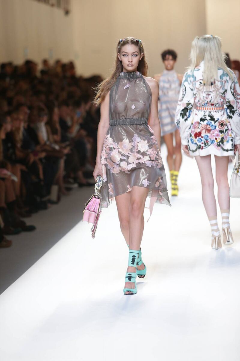 Gigi Hadid a seno nudo per Fendi 8