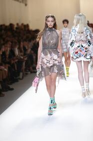 Gigi Hadid a seno nudo per Fendi 8