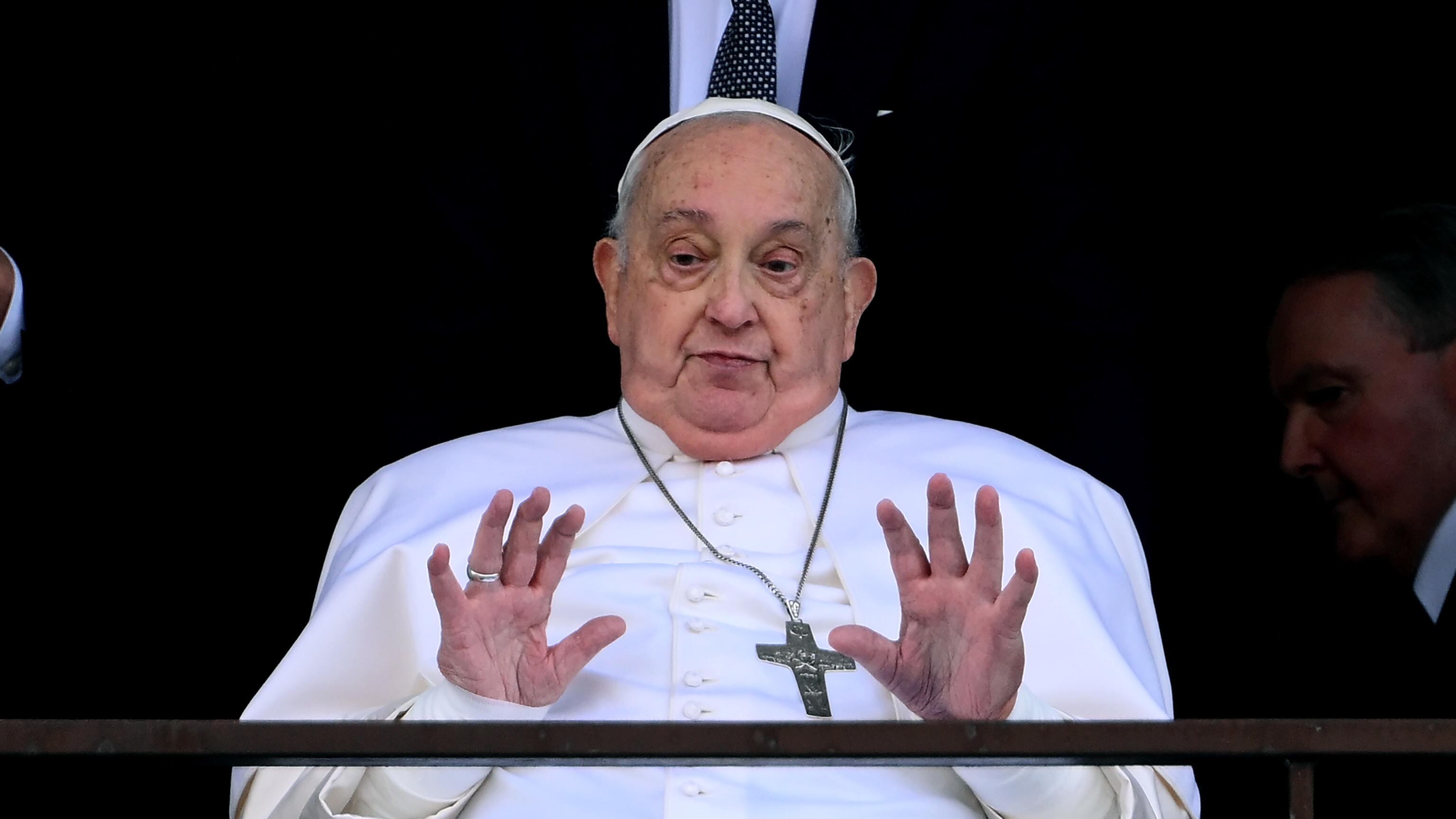 L'affetto del Papa: "Prego per loro"