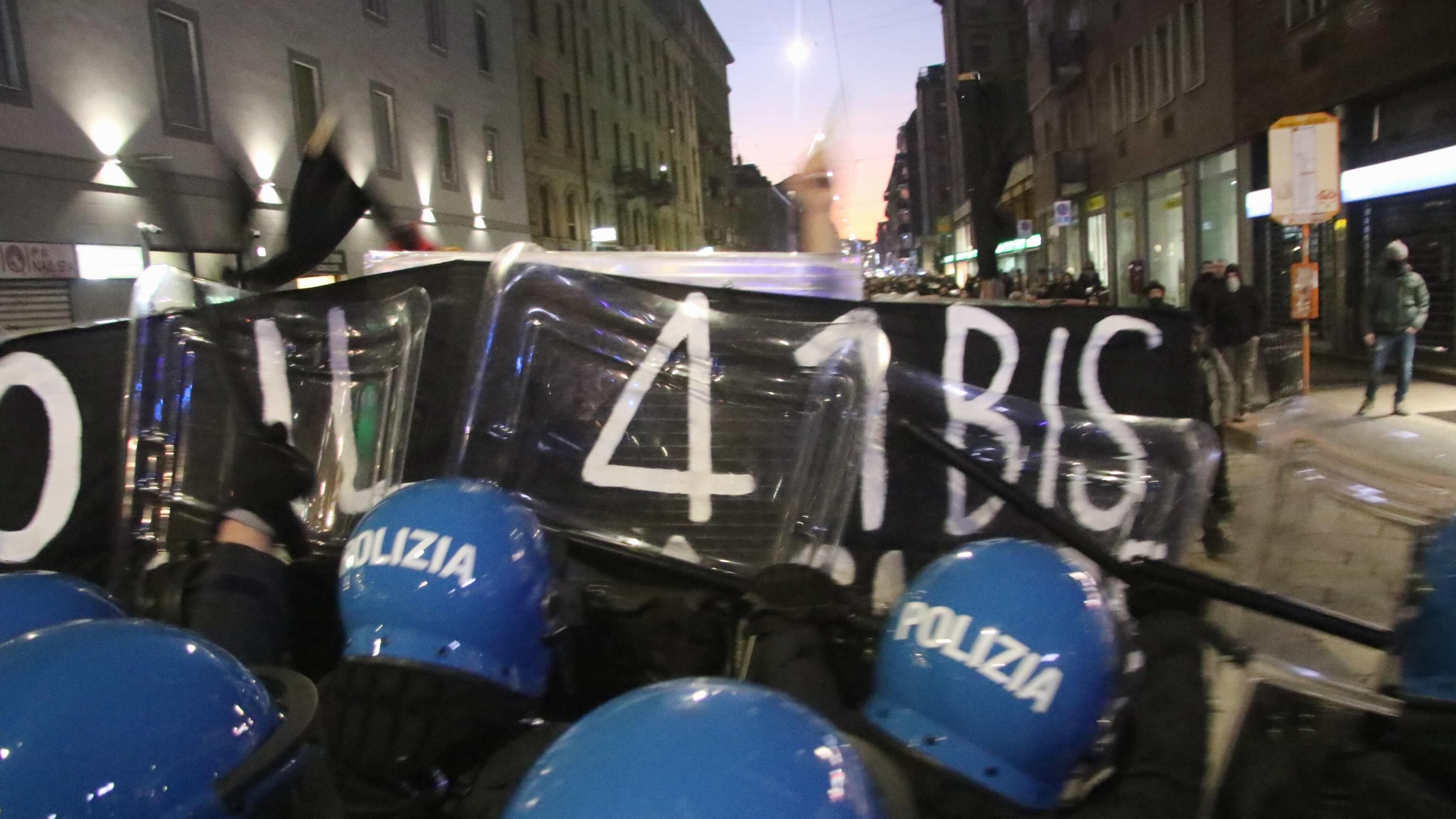 Anarchici a Milano, sei agenti feriti. "Il terrorismo di piazza diventi un reato"