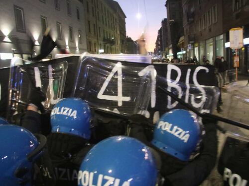 Anarchici a Milano, sei agenti feriti. "Il terrorismo di piazza diventi un reato"