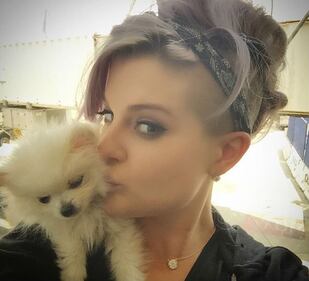 Kelly Osbourne in giacca di pelle e slip per lanciare il nuovo progetto televisivo 6