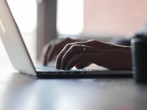 Sta troppo sul web: giusto licenziare