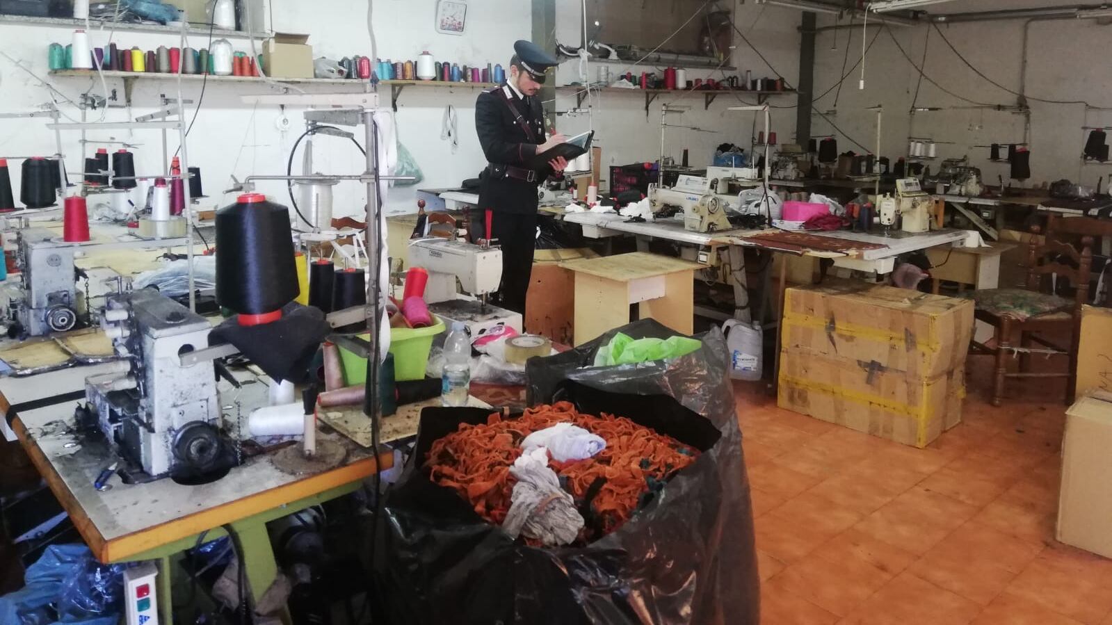 Poca sicurezza e rifiuti: sigilli a laboratorio irregolare