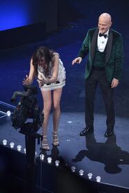 Sanremo 2019: il look dei presentatori dalla terza serata  7