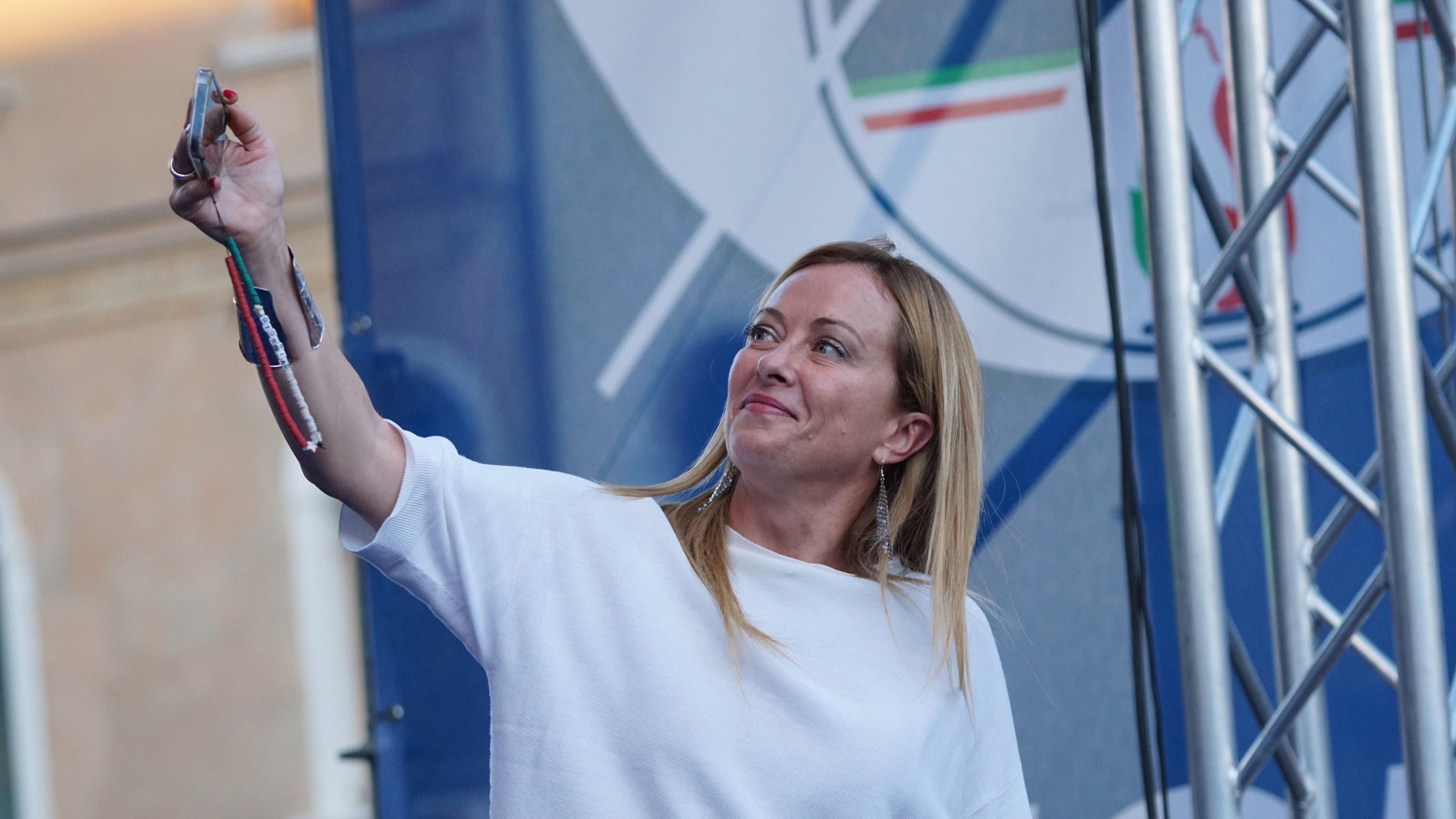 Meloni: "Sinistra indegna: così costruiscono il mostro"