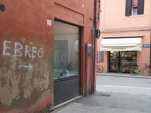"Ebreo", scritta-choc sul muro del negozio. Il sindaco: "Gesto gravissimo"