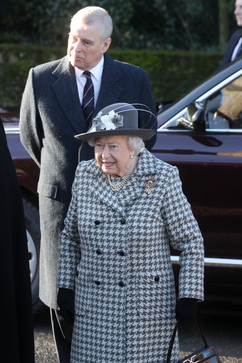 Prima uscita pubblica della regina al fianco del principe Andrea 1