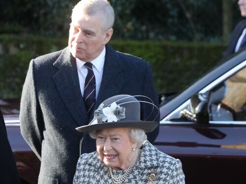 Prima uscita pubblica della regina al fianco del principe Andrea