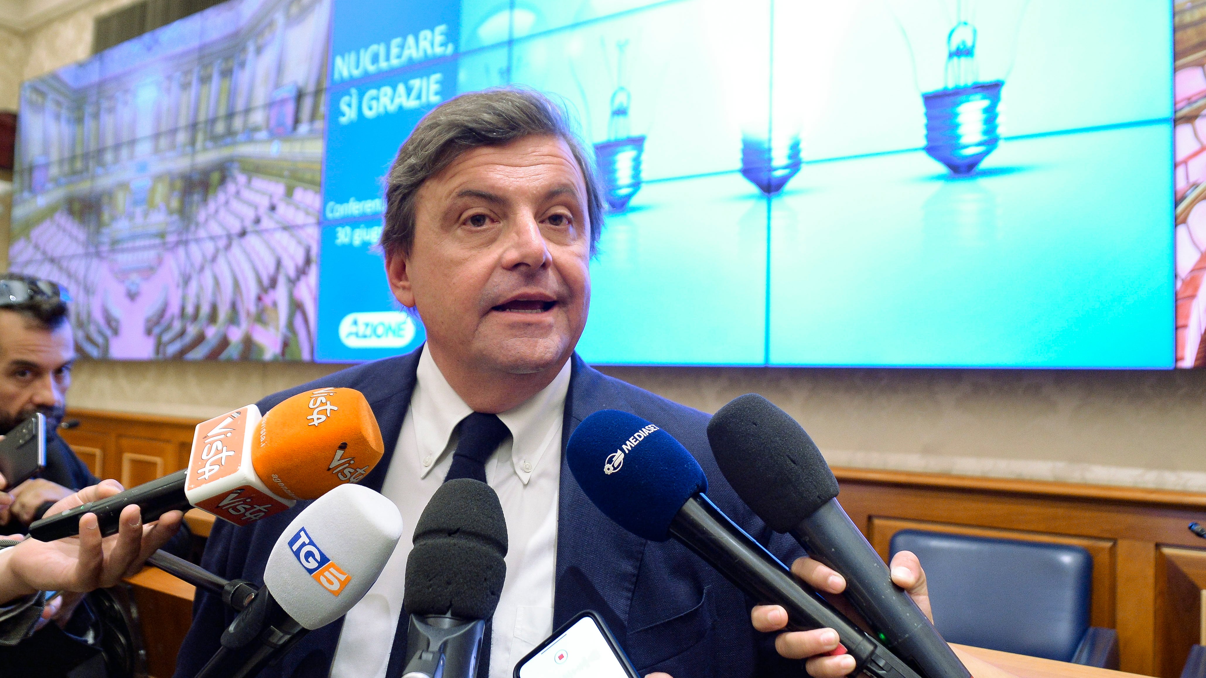 "Non lo votiamo", "Presuntuoso". Botta e risposta tra Calenda e Fratoianni