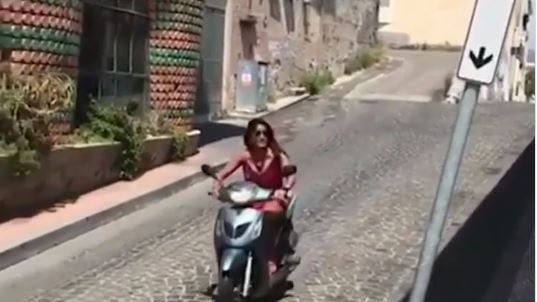 Gf, Aida Nizar ha un incidente in moto: il video finisce sul web
