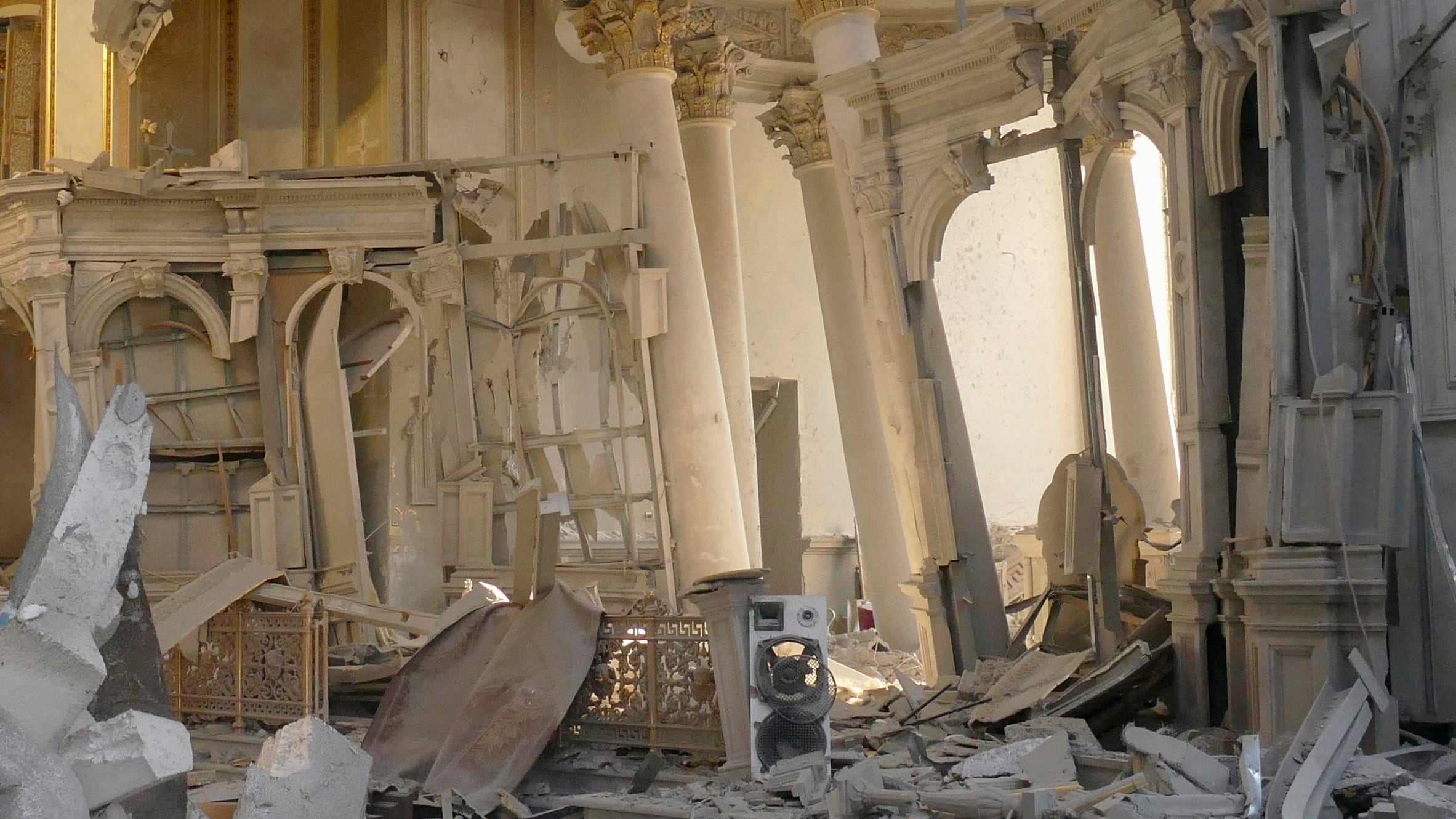 I missili russi contro Odessa distruggono la cattedrale. "Un altro crimine di guerra"