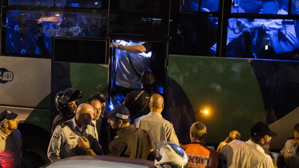 Israele, tre attentati: 18 accoltellati su un bus