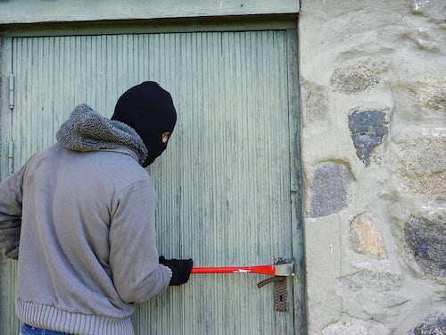 Ladro maldestro rimane incastrato nell'inferriata