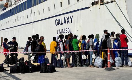 Boom di arrivi a Lampedusa: l’assedio sul molo 4