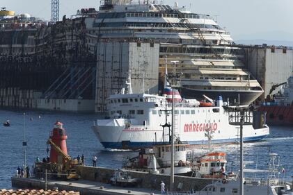 La Concordia verso Genova 10