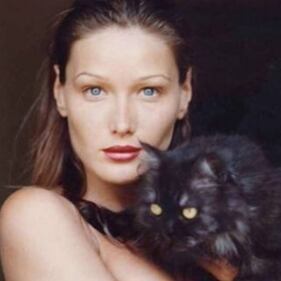 Carla Bruni, l'ex Prèmiere Dame sbarca su Instagram: foto 6
