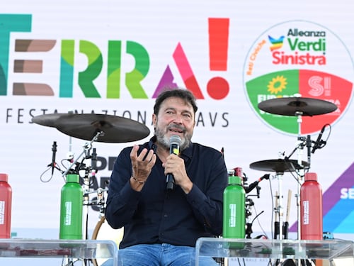 Comizio da Avs: “Ma non corro”. E le nuove chat lo smentiscono