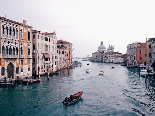 Turisti, motoscafi e acqua alta. Venezia nella lista nera Unesco