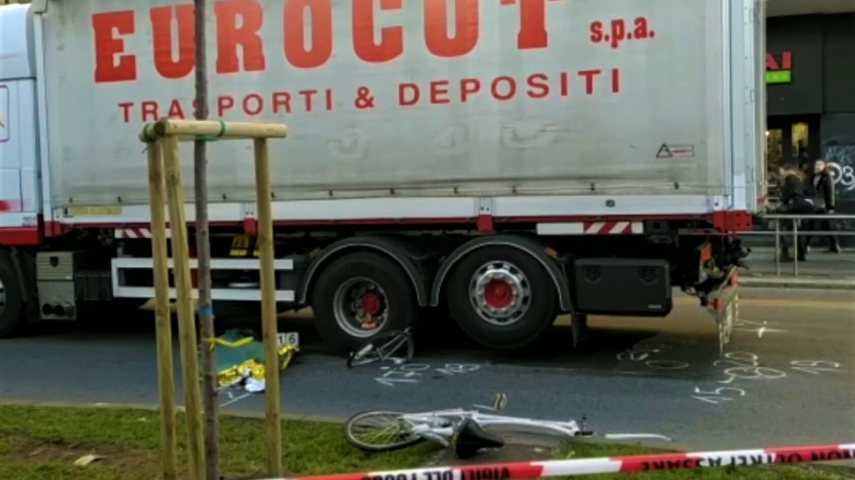 Ciclista travolta da un tir: 38enne muore a Milano