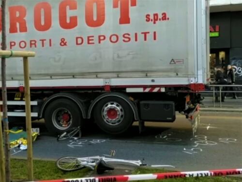 Ciclista travolta da un tir: 38enne muore a Milano